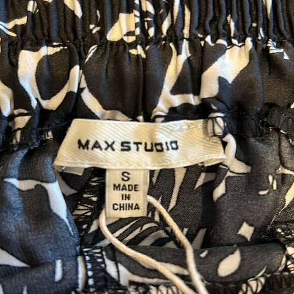 NEW Max Studio Black & White Floral Capris - Picture 5 of 5